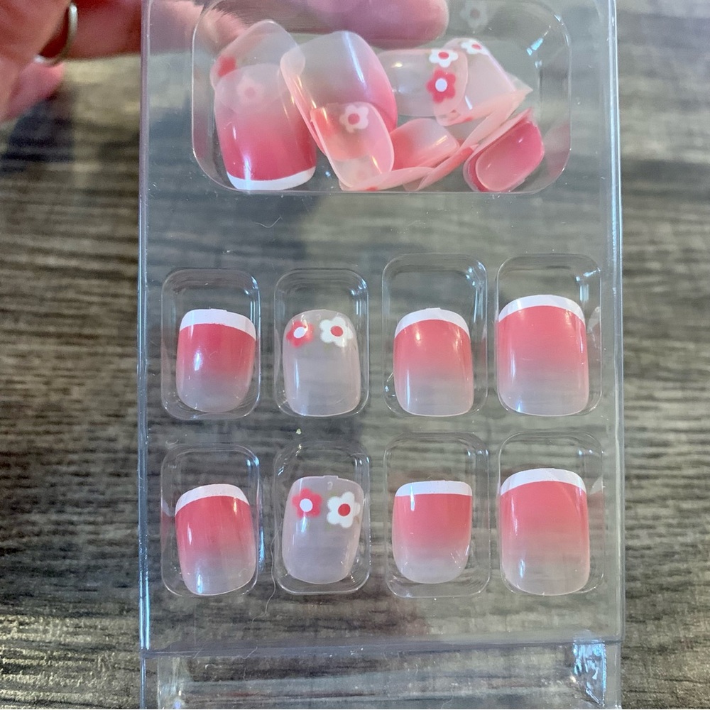 🍒🍒 Flower French Tips - Picture 3 of 4